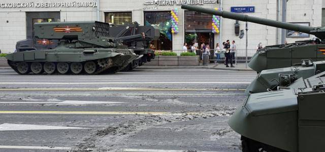 老兵视野:俄军阅兵坦克碾坏莫斯科街道没那么尴尬,这是无解难题