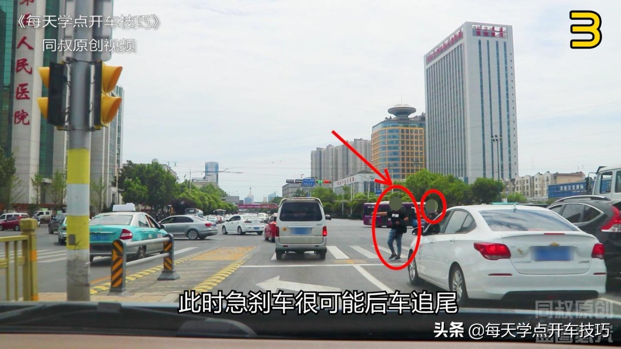 红绿灯路口行人闯红灯用不用礼让,路口遇到红灯怎么解决