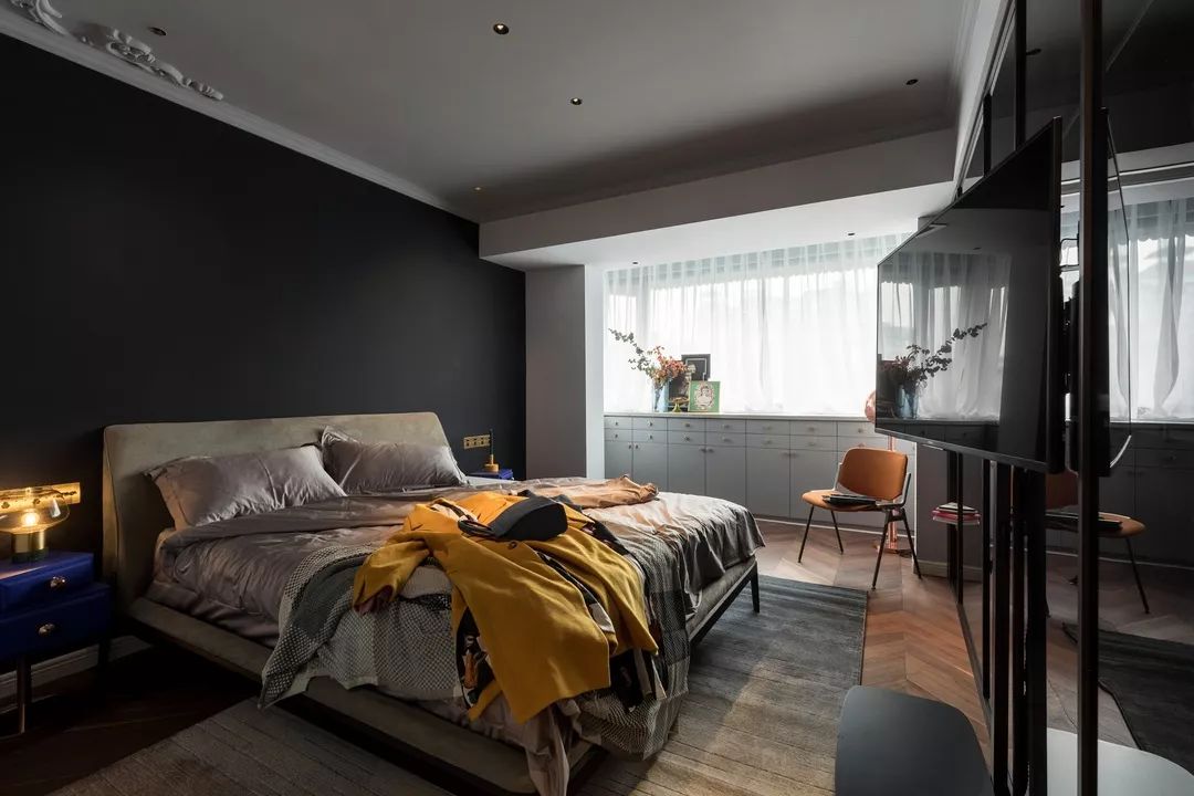 28岁成都女孩180㎡豪宅爆红！砸100W做1室3个衣帽间：壕无人性