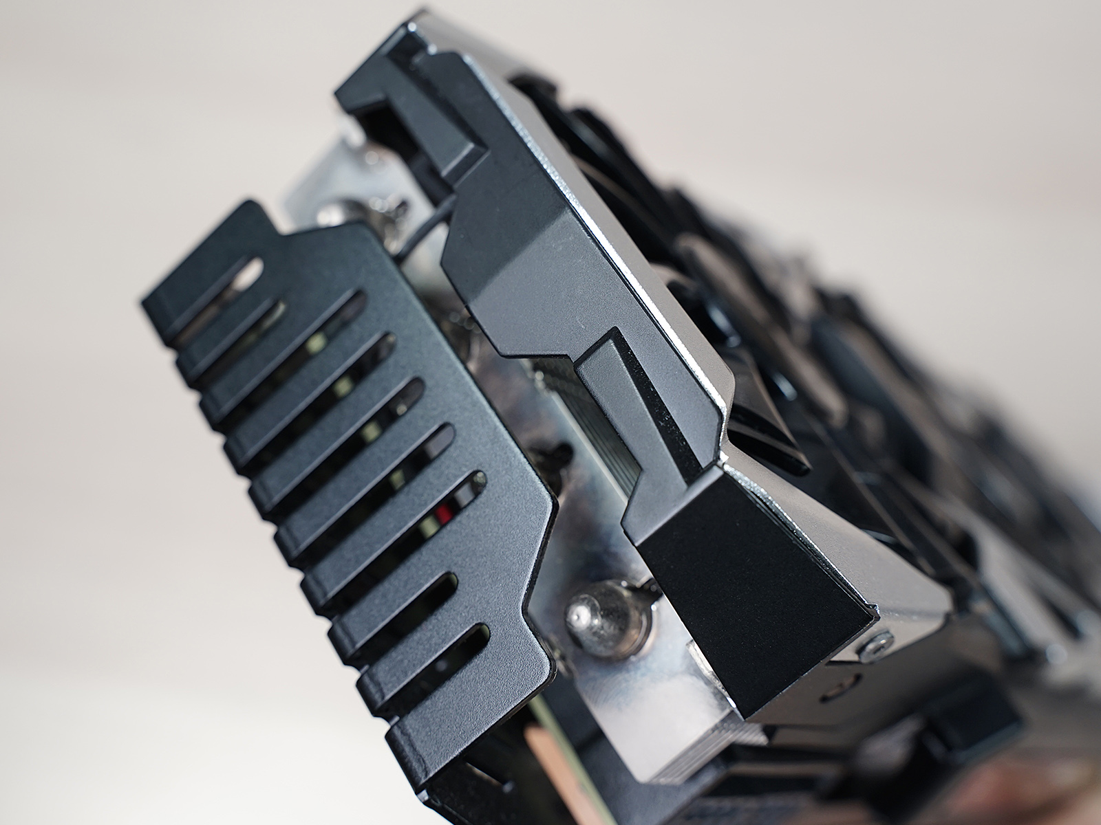 秀桌面：送老婆RGB全家桶PC，钱都花在光效上的感觉真棒