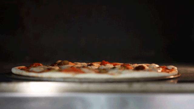 一挤就爆奶的超薄0.1pizza，被外国朋友吹上天