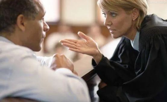 捧场还是敷衍？网上连打二十个“哈”，线下面无表情