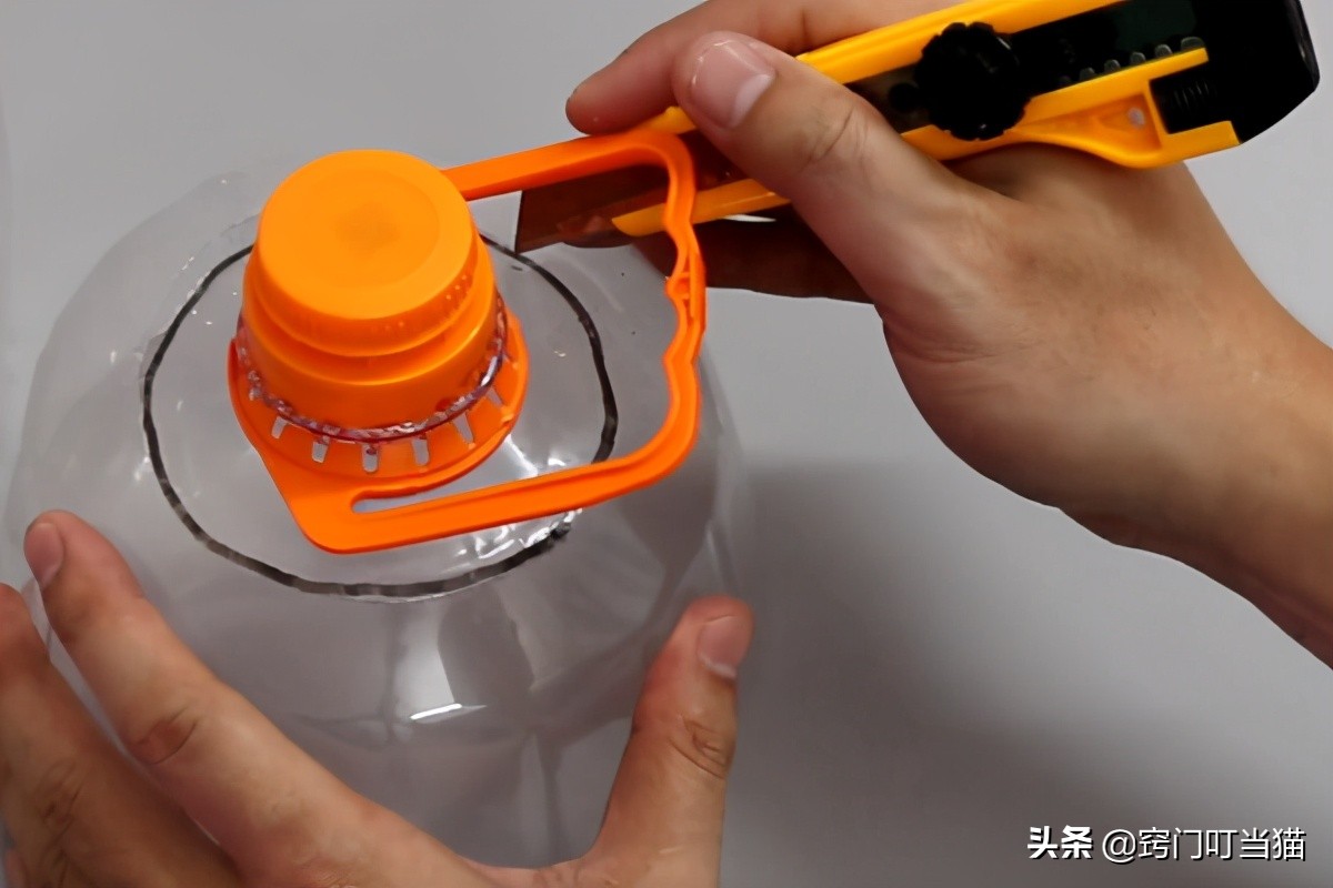 生活小妙招油桶消灭苍蝇,空油桶千万别扔了这样剪一刀