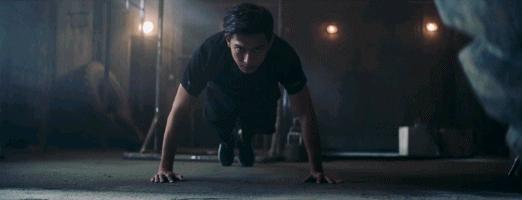 李现200斤未p照片曝光：你以为的腹肌男神，其实是自律狂魔