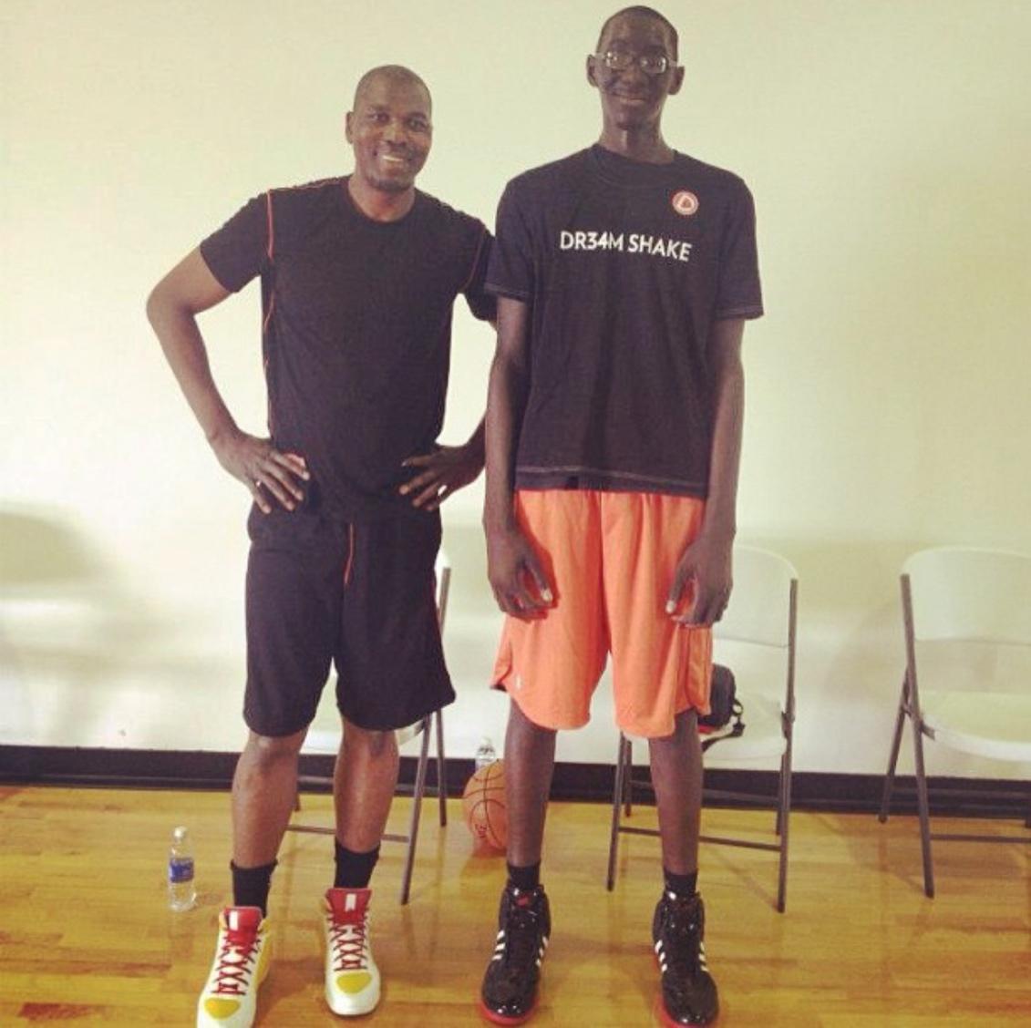 黑人版姚明，臂展2米5，站着轻松扣篮，多次大帽锡安，却最终落选