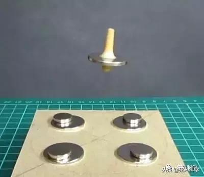 如何用四个小圆磁铁做个悬浮陀螺,神奇的磁铁可以让陀螺旋转个不停