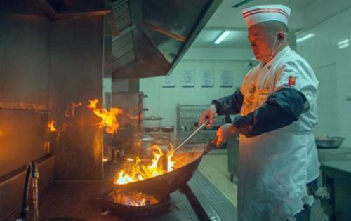 为啥饭店大厨都用铁锅炒菜,为什么厨师炒菜都用圆勺
