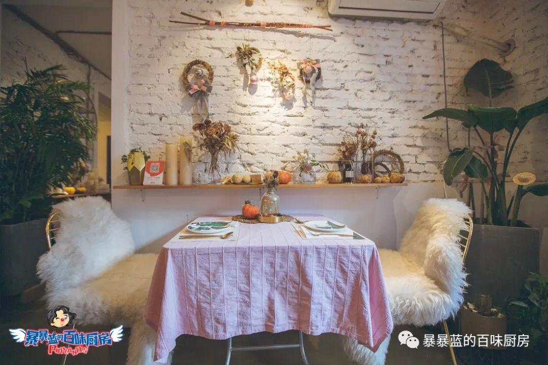 来这家店你真没办法好好吃饭，每道菜都堪比艺术品，好吃到光盘