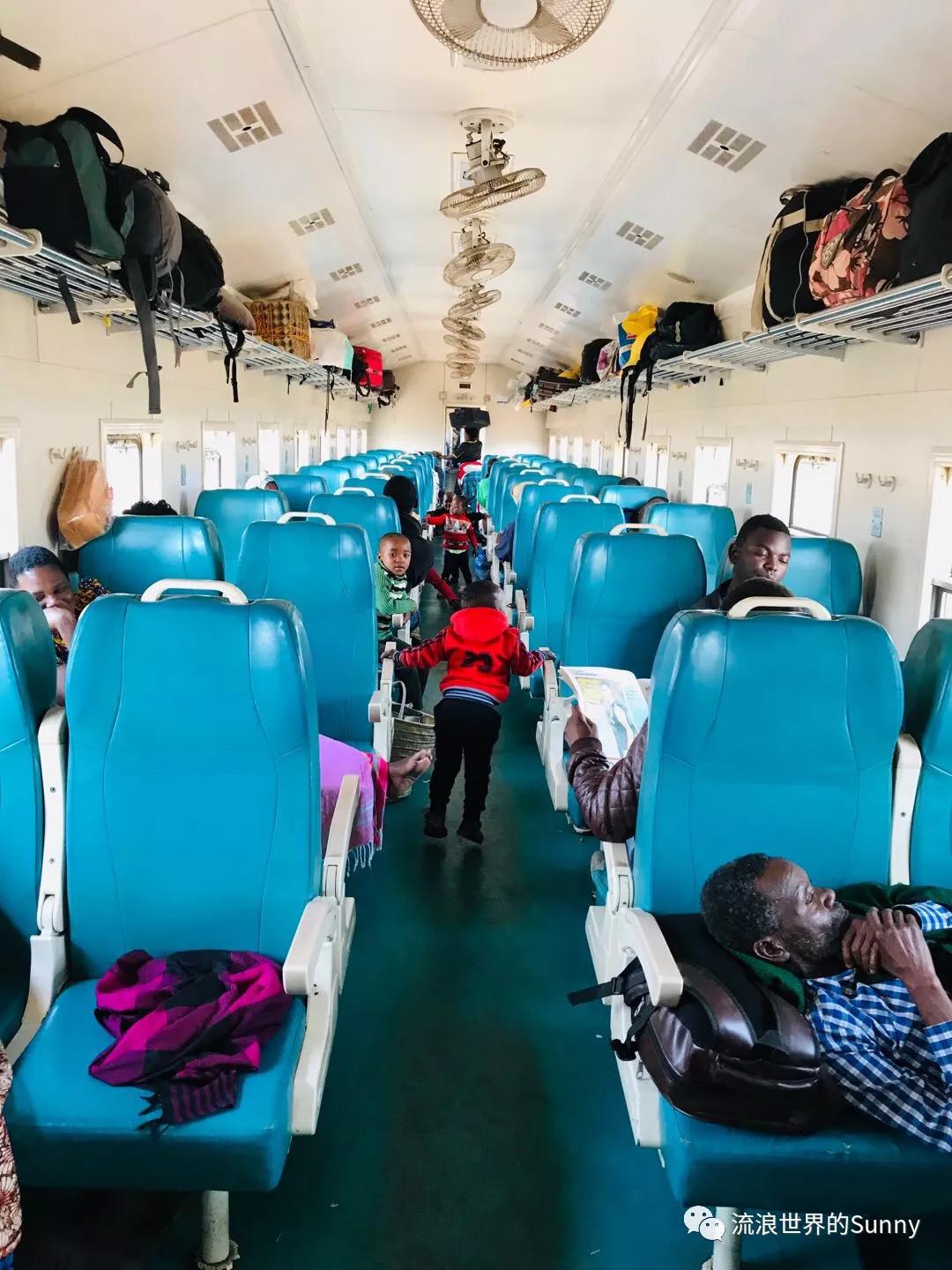 流浪非洲，乘坐中国援建火车去赞比亚，满满的亲切