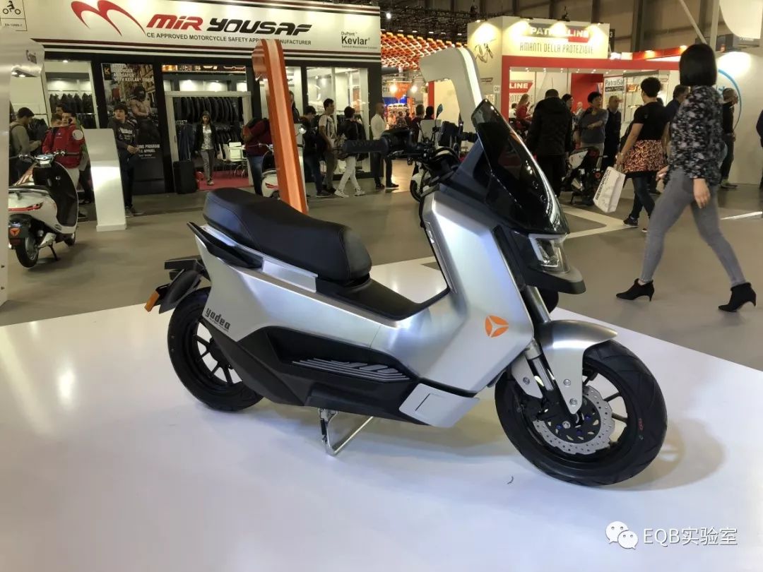 「米兰展独家」弯的电池？可当作充电宝的电池？外国人真会玩！