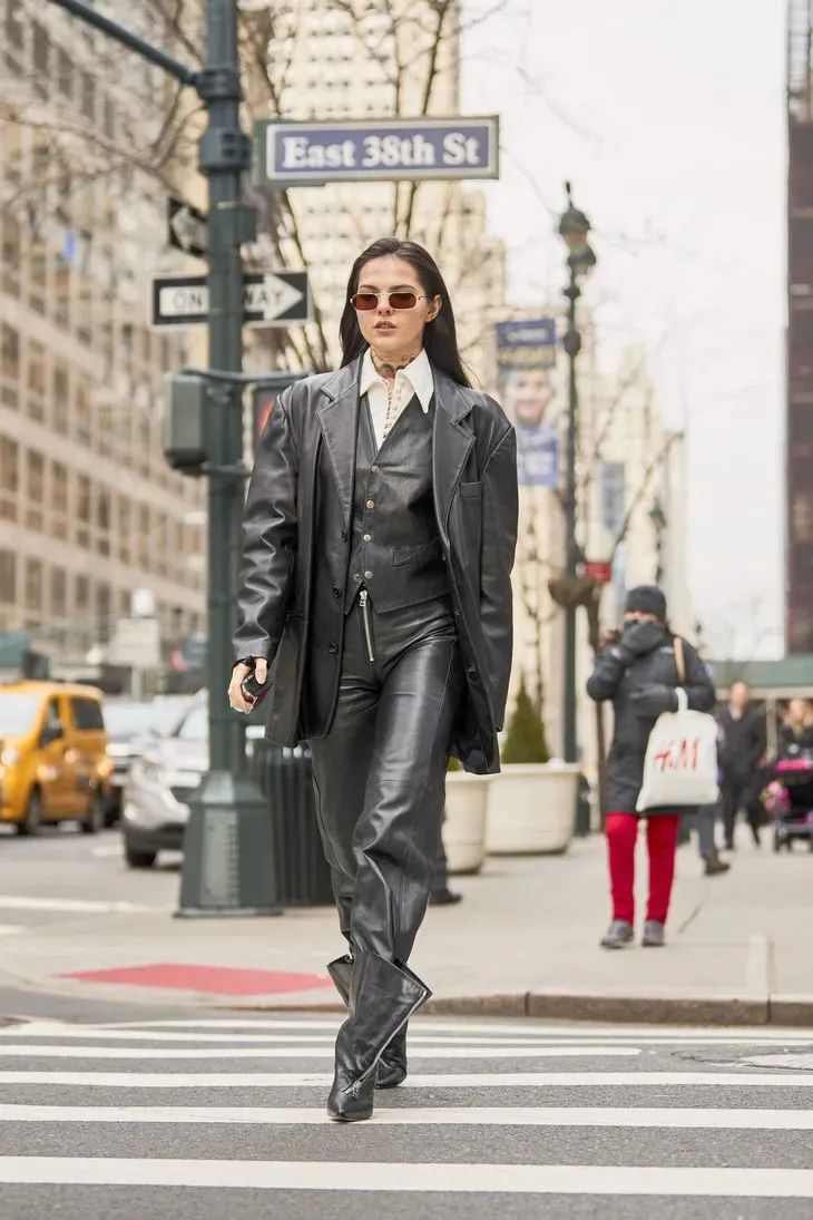 一件皮西装可以有多帅？时髦精们早已给出了答案