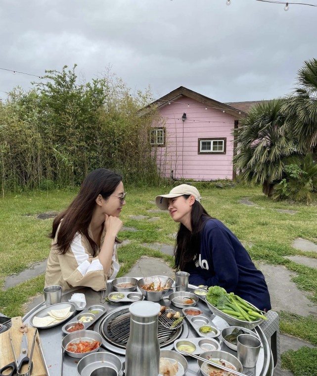 孙艺珍金色吊带裙,孙艺珍穿金色裙