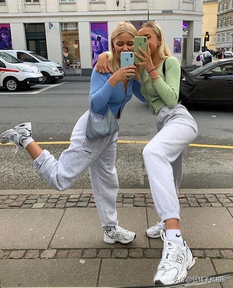 闺蜜拍照姿势创意二人,闺蜜雪地拍照姿势大全