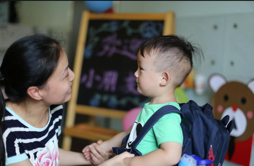幼儿离开妈妈后容易哭闹分离焦虑,如何解决孩子入园哭闹问题