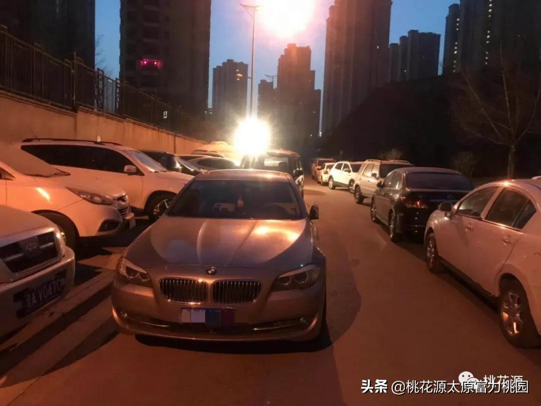 太原富力​桃园15号楼前，这宝马直接给放到通道出口