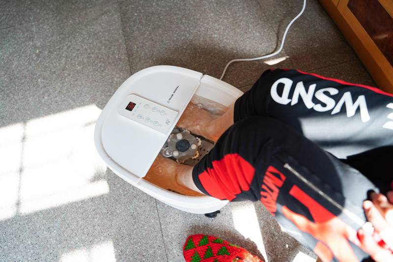 鍙岃剼娴告场鍦ㄦ俯娉夐噷,鍙岃剼娉＄儹姘磋兘鑸掔瓔娲荤粶