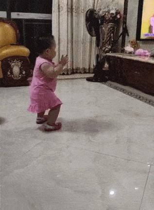 擦边球内衣照、大尺度表情包，未成年软色情成了“财富密码”？