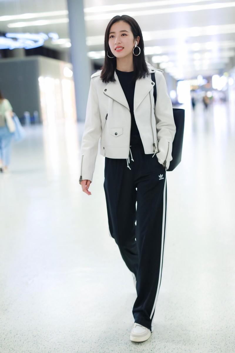 周雨彤最新穿衣搭配,周雨彤减龄穿衣搭配