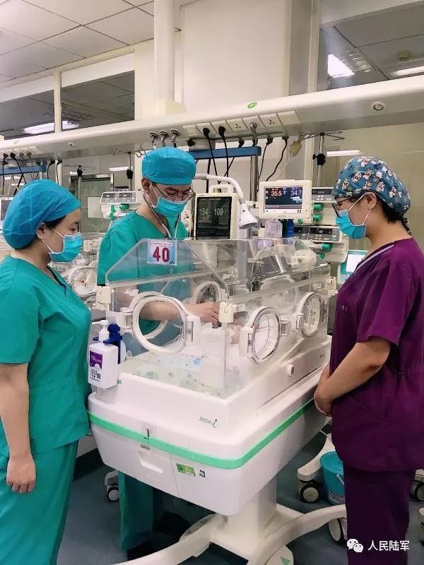 仅900克的巴掌宝宝出院,体重仅900克的巴掌宝宝被成功救治