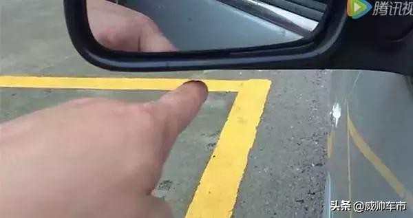倒车入库两边都有车怎么能倒进去,倒车入库怎样防止刮蹭到两边的车