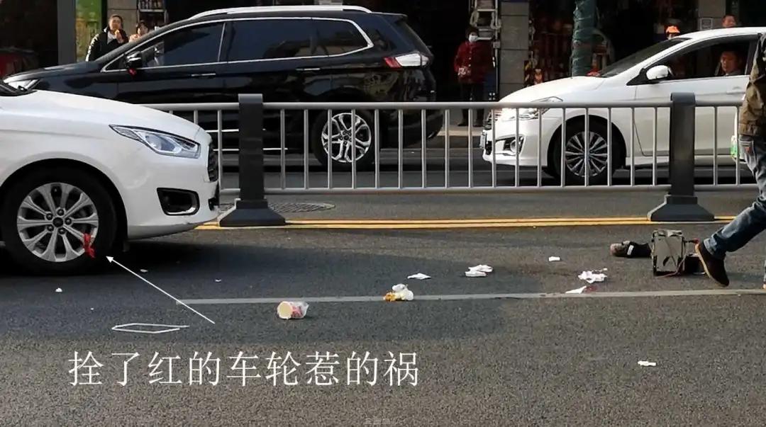 南充一辆客车被撞翻,南充一私家车被撞