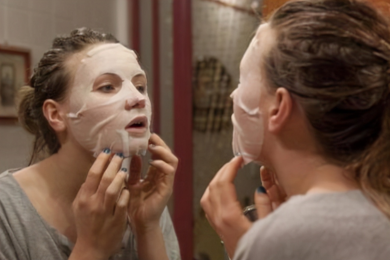 脸上的皮肤干燥皱纹多怎么办,脸上皮肤干燥怎么办快速解决方法