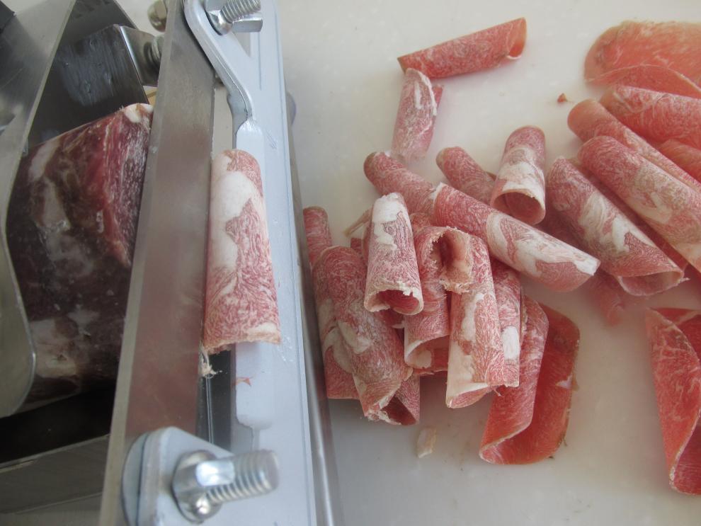 肉怎么处理才能用切片机,家用牛羊肉切片机