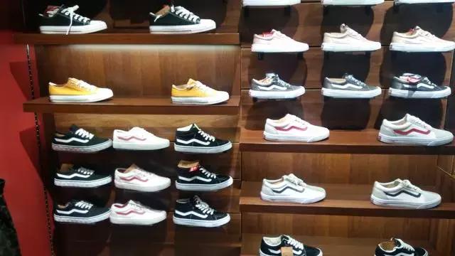 呼和浩特这家商场卖“仿名牌”，商场工作人员：并不觉得有问题