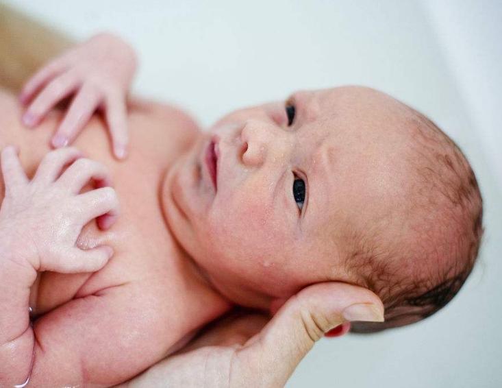 怎样给新生儿洗澡有什么讲究,冬天在家怎么给新生儿宝宝洗澡