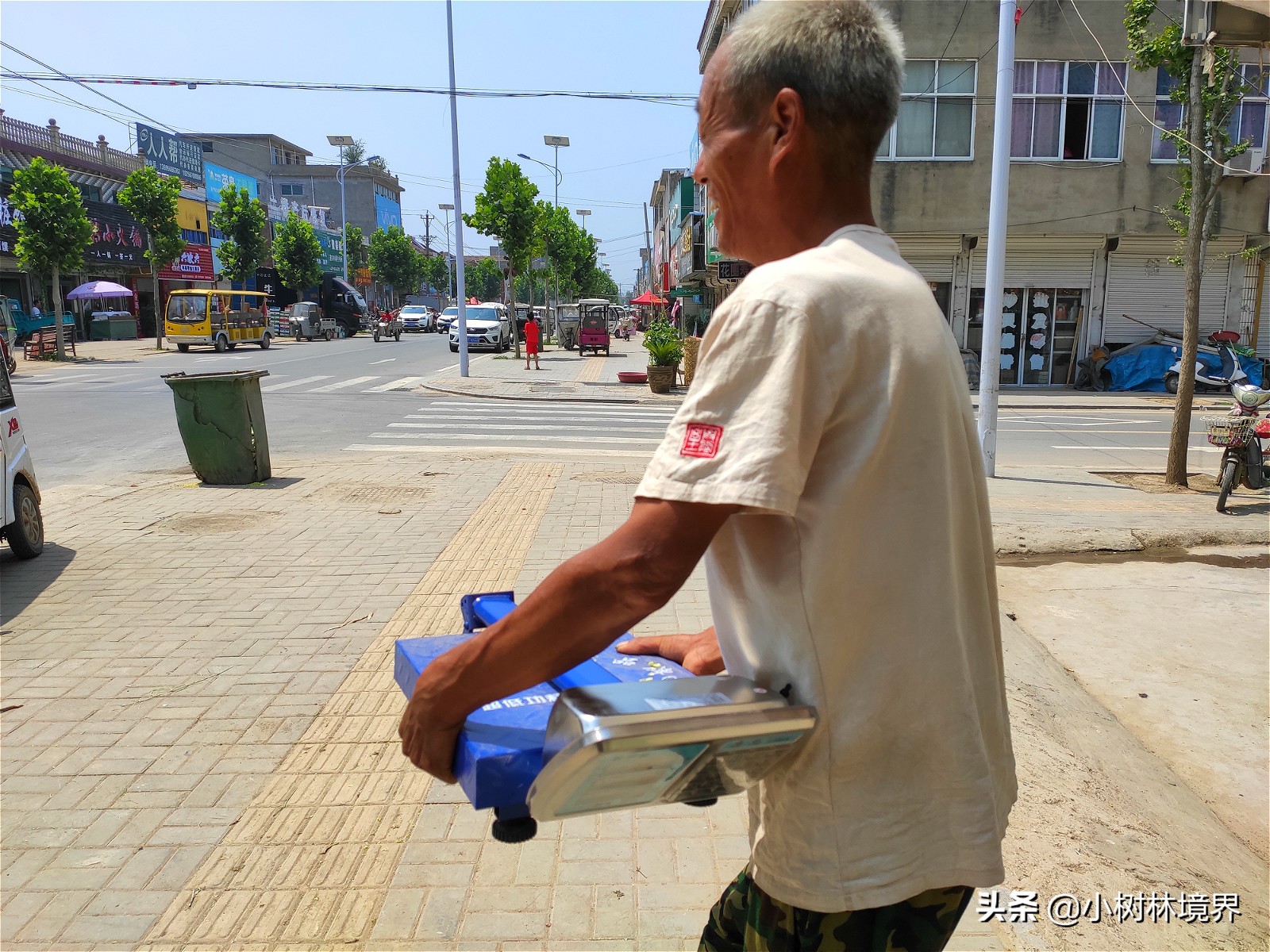 卖水果电子秤怎么作假,卖水果大爷用鬼秤遭怒斥