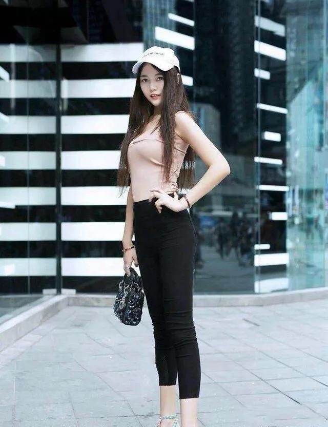 广东街头小姐姐，完美展现迷人的腰部，充满了女神的气息