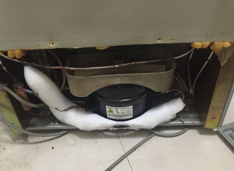 用了十几年冰箱,冰箱储水盒污垢