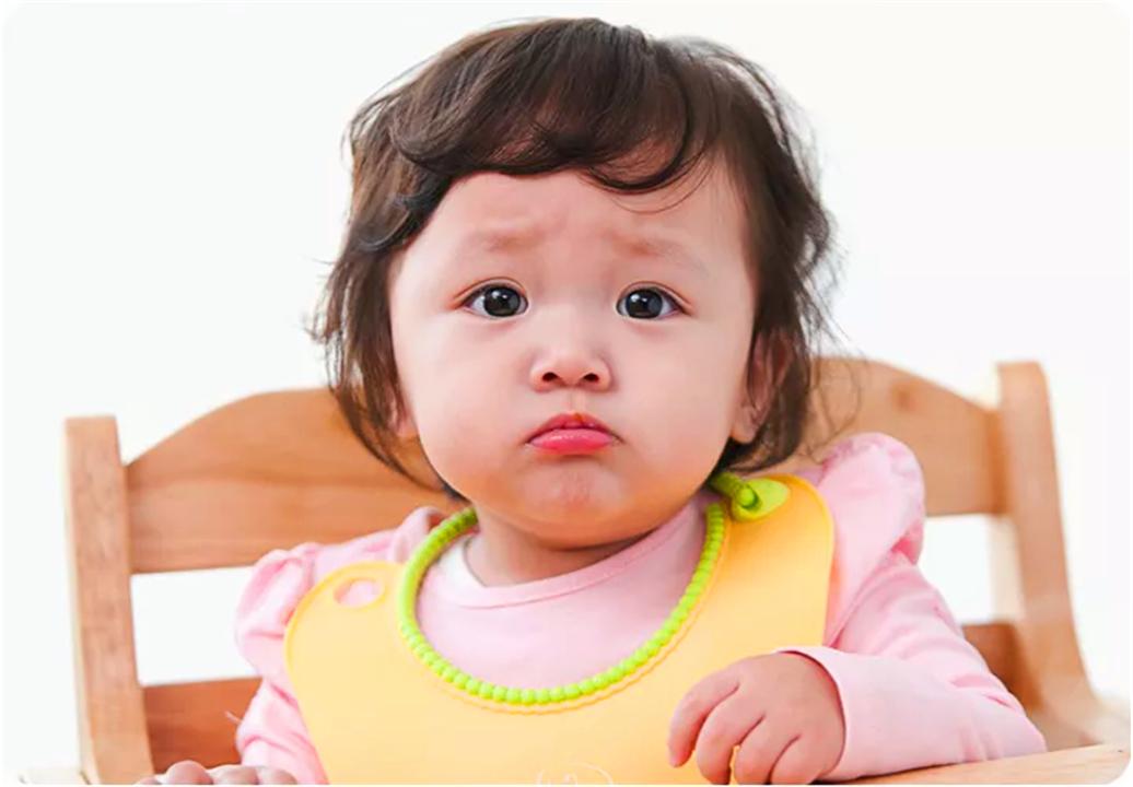 “娃不吃盐没力气”？1岁前宝宝辅食的3个“坑”，家长要避免