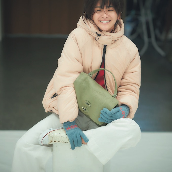 黑色棉服显瘦不臃肿上班,这样穿棉服才时髦