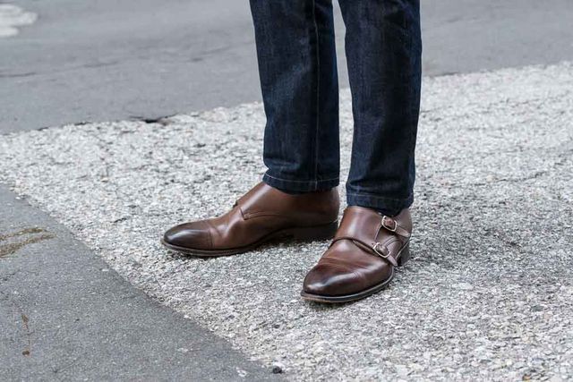 牛仔裤搭配鞋子女秋冬,秋冬怎么选牛仔裤