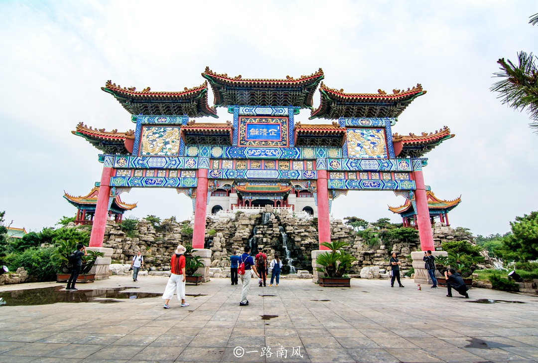 山东蓬莱有“三座仙山”,流传着长生不老药的传说,游客如入秘境