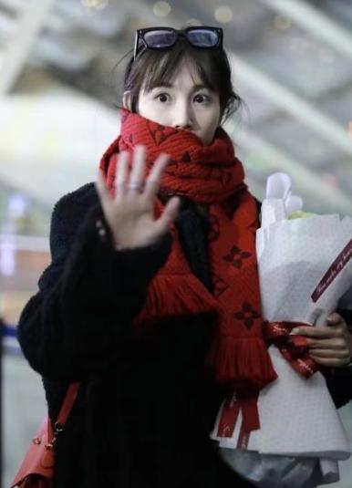 马蓉现身机场打扮如同一线女明星,马蓉蓝色礼服走红毯