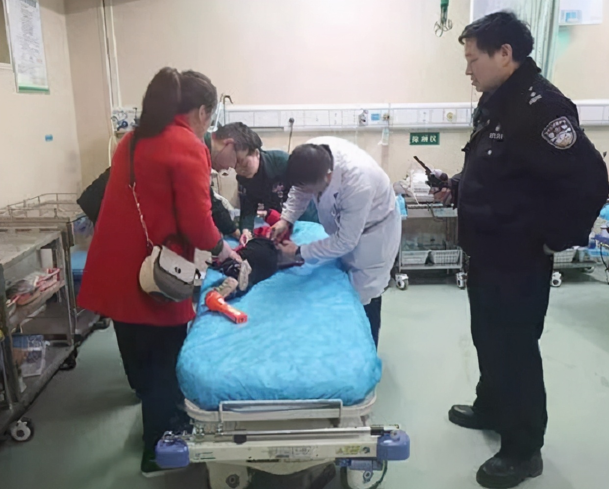 宝宝银手镯戴了两个月变成黑色,6个月婴儿戴银手镯越来越亮视频