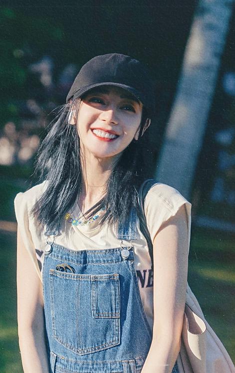 杨洋迪丽热巴庆功宴搂腰视频,杨洋迪丽热巴荣耀夫妇现场撒狗粮