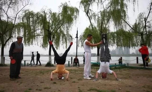 丁大爷,60多岁大爷练习瑜伽像20岁小伙子