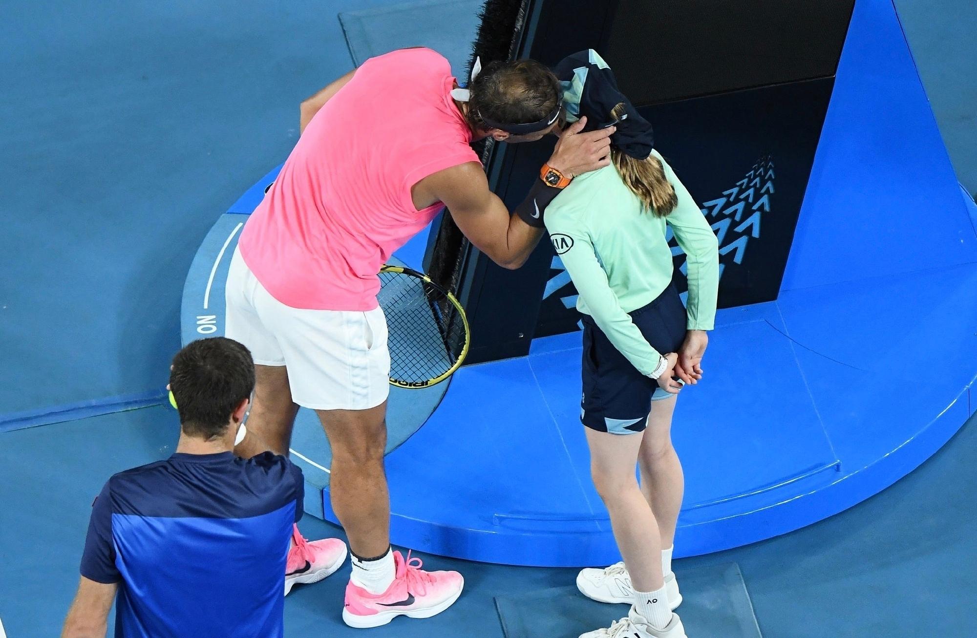 纳达尔亲吻球童视频,纳达尔暖心亲吻女球童引全场掌声