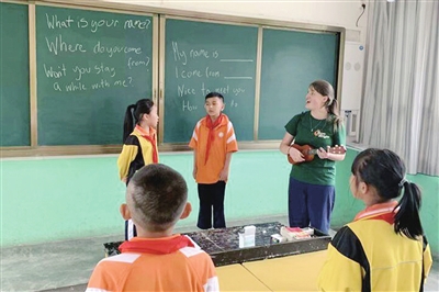 美澳加三国大学生走进黔南支教深受师生欢迎