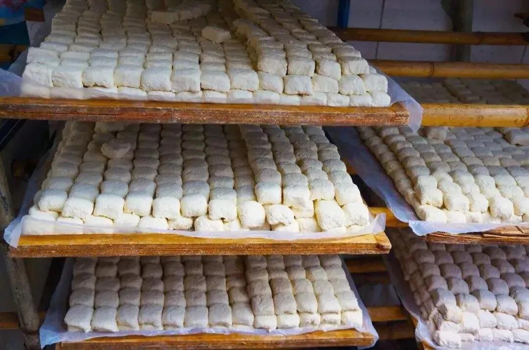 建水县烤豆腐蘸水,建水县曲江镇东山烤豆腐