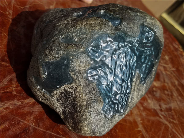 莫西沙赌石打灯皮壳表现,赌石翡翠莫西沙场口