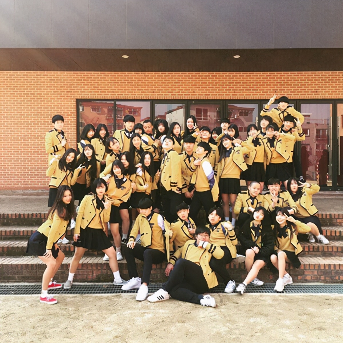 看韩国大学的校服日常,韩国学生看我们中国的校园校服