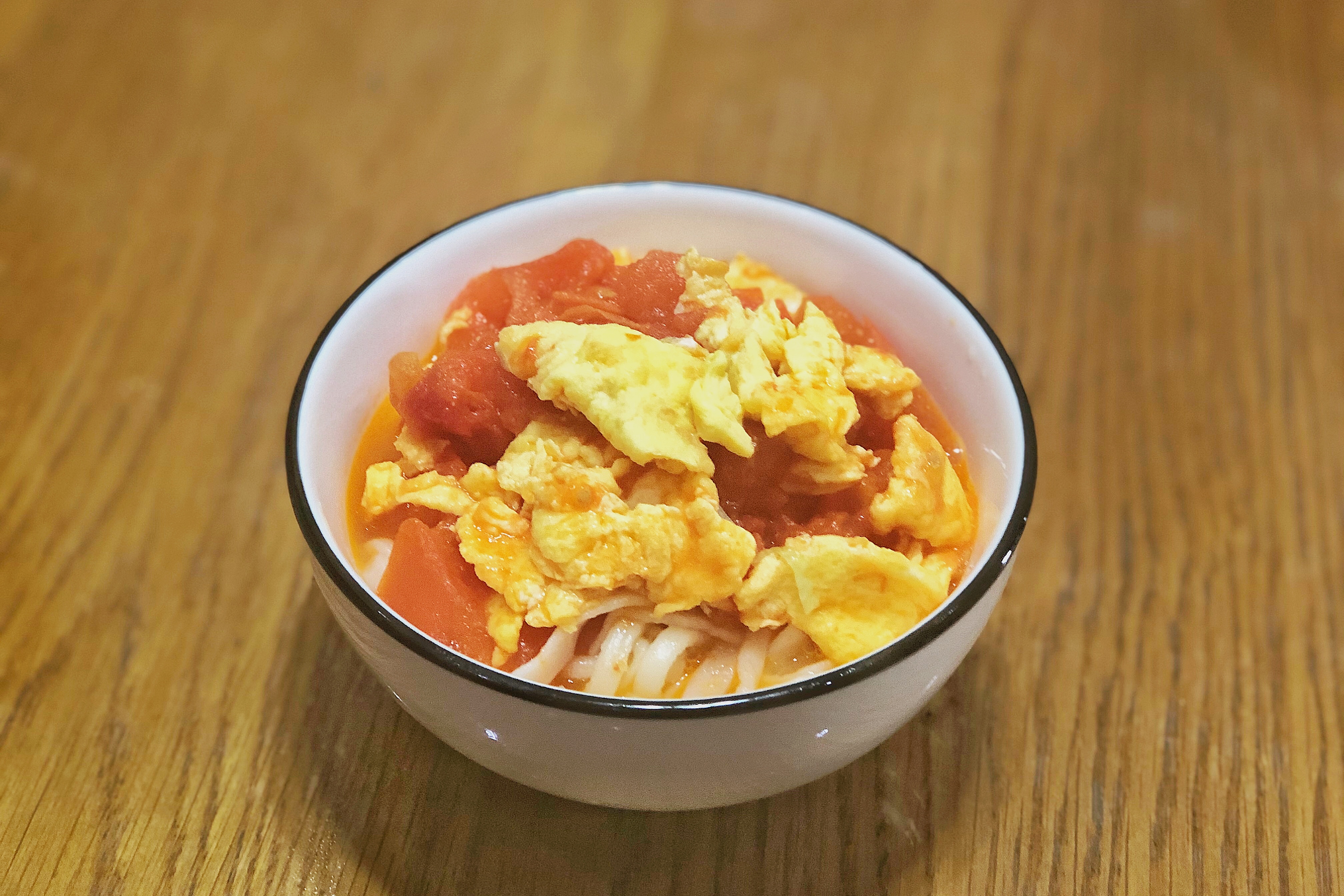 自己在家也能做拉面又细又长，配上西红柿鸡蛋的卤子，味美鲜香