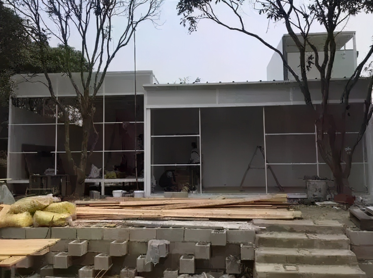 夫妻深山打造500万别墅,90后夫妻隐居山林自建小屋