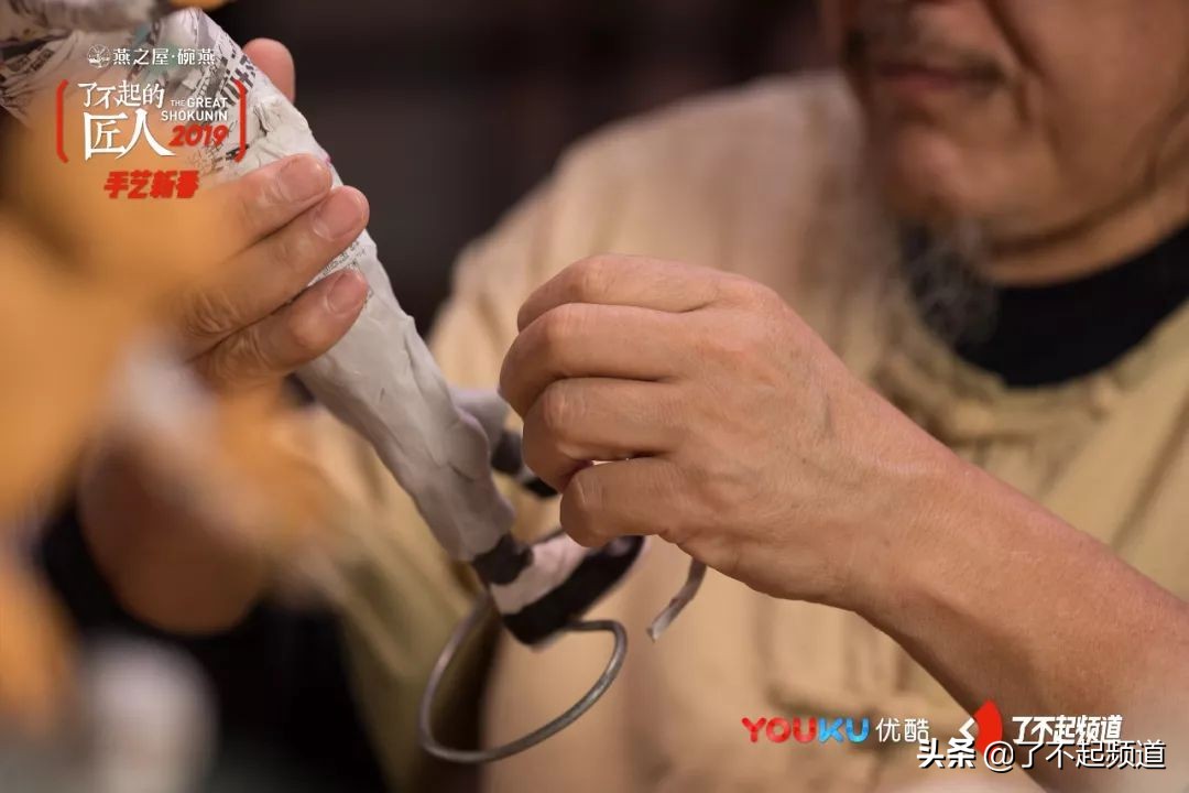 他从珠宝首饰到美容美发样样精通,只为做好一块蛋糕