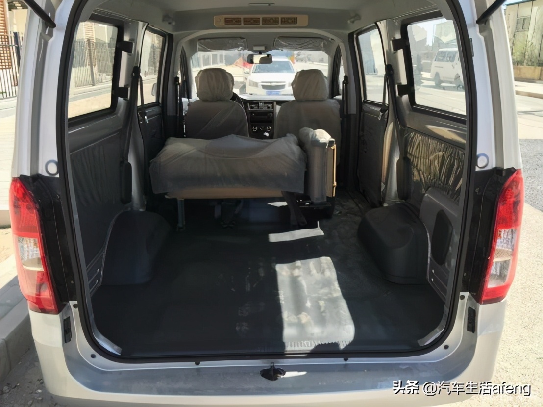 五菱宏光v6试驾视频,五菱宏光v最新5座版用车感受
