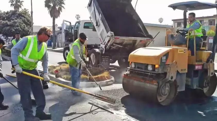 修马路不灌水泥，美国人直接用胶布，这是什么“智障”操作？